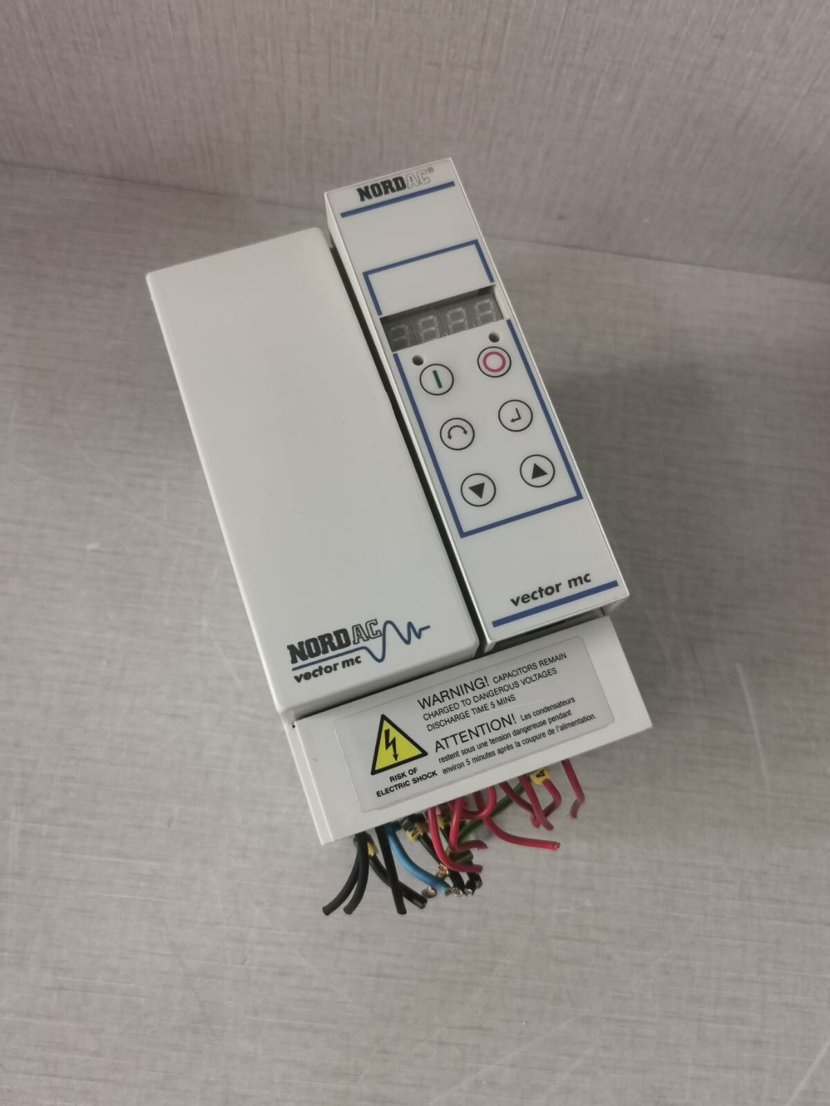 NORD 78002500/ 201187 NORD NORDAC SK250/1 FCT 78002500/ 201187 D-22941 FREQ. INVERTER 2