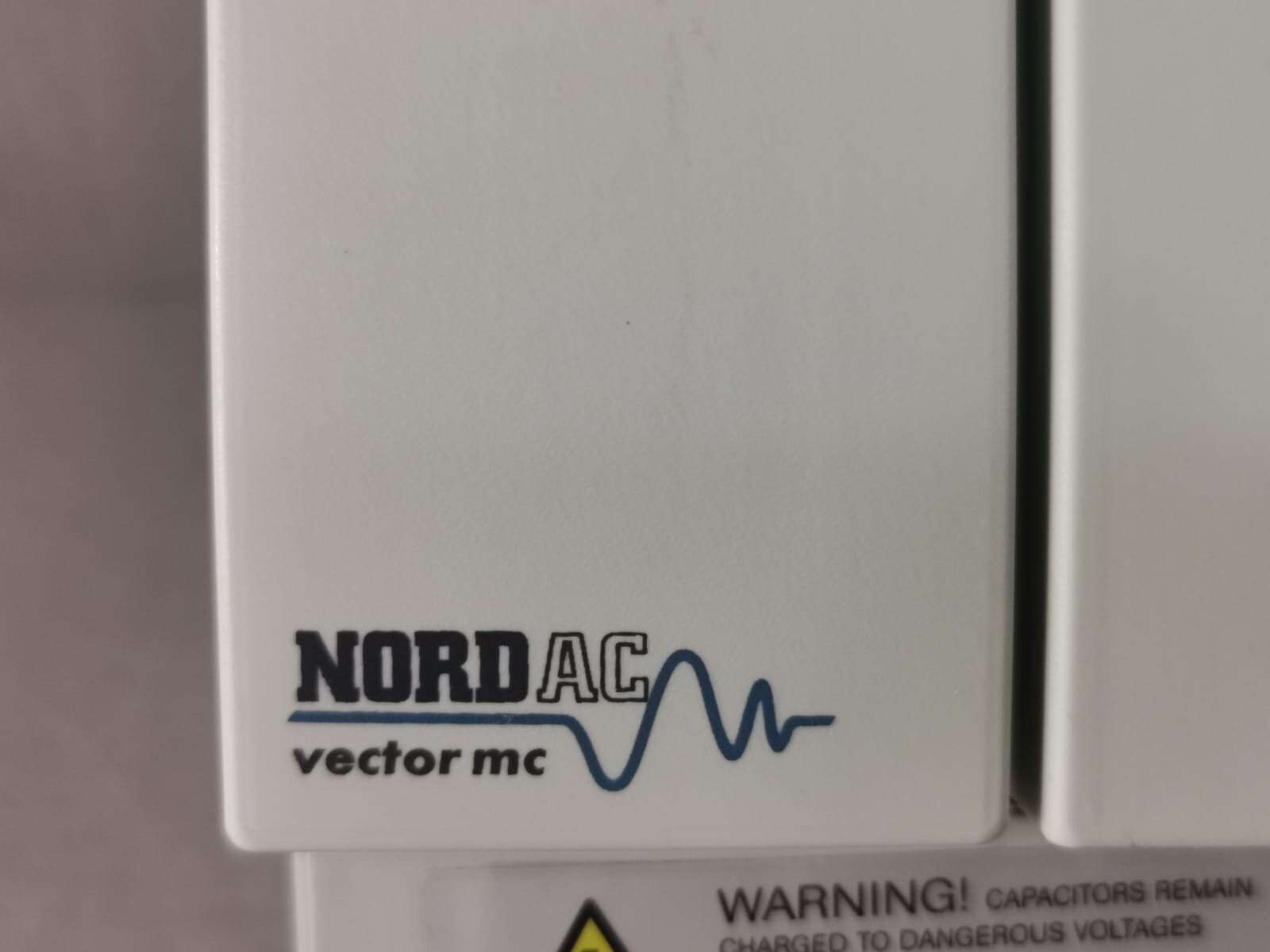 NORD 78002500/201183 NORD NORDAC VECTOR MC SK 250/1 FCT 78002500/201183 FREQ. CONVERTER 2