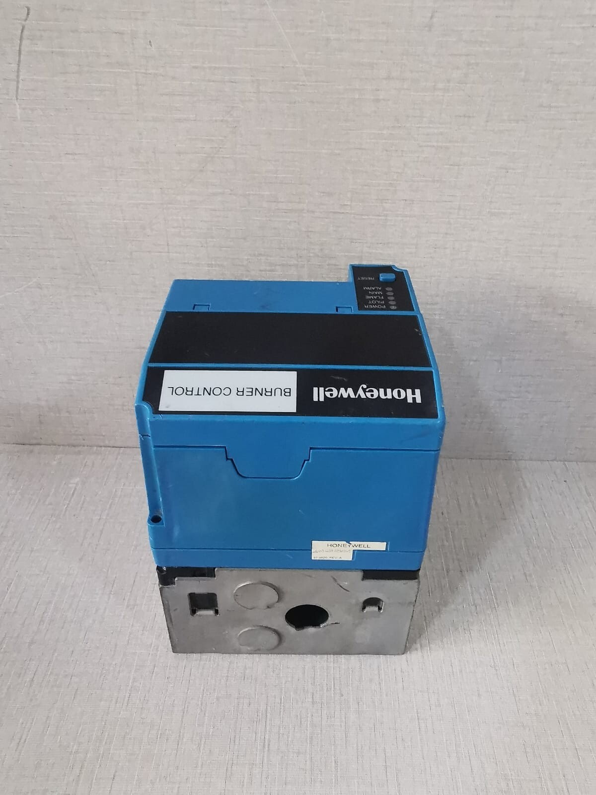 Honeywell RM7895 A 1014 HONEYWELL RM7895 A 1014 BURNER CONTROL 4MINUTES REV A WITH BASE 7