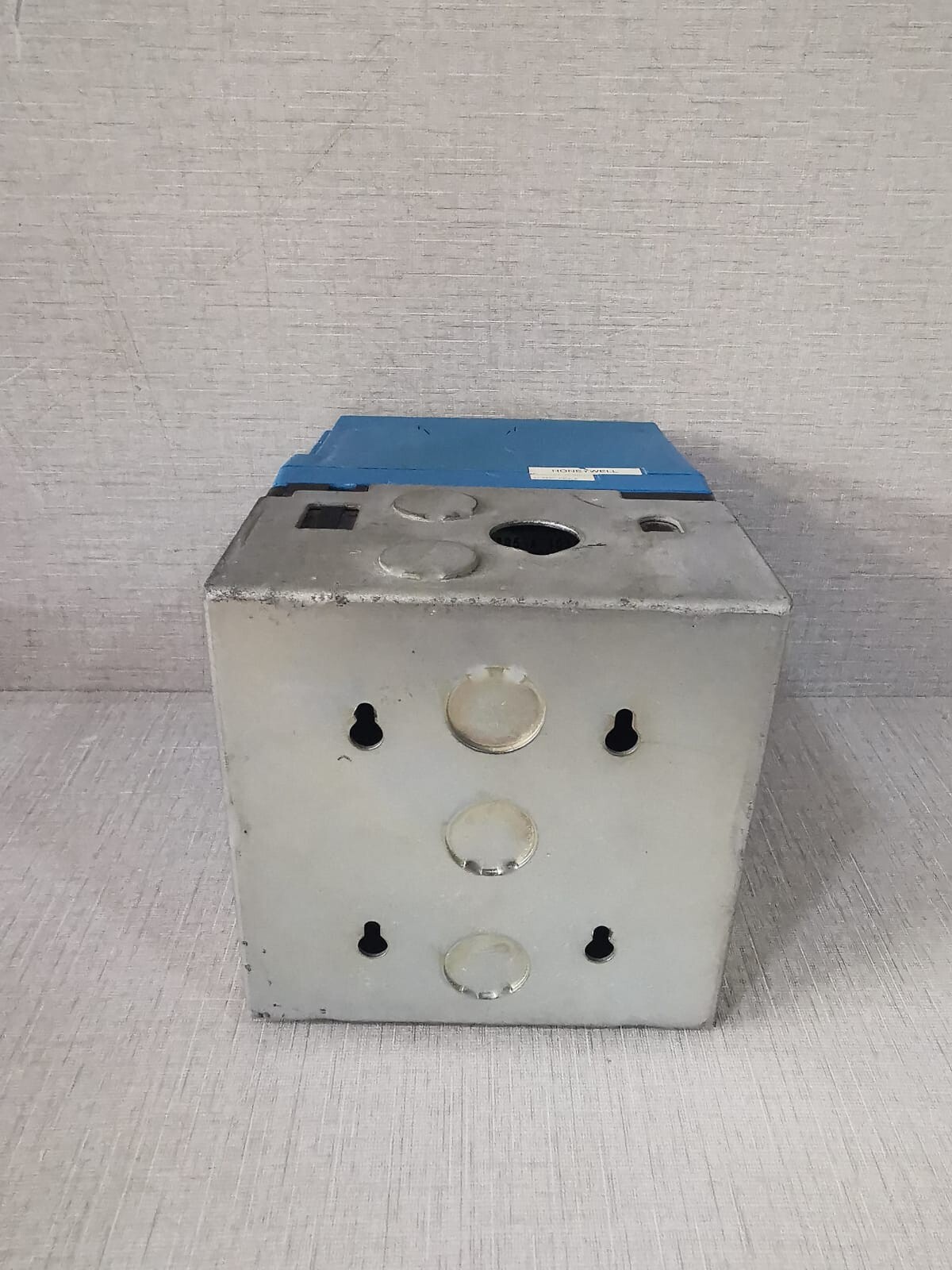 Honeywell RM7895 A 1014 HONEYWELL RM7895 A 1014 BURNER CONTROL 4MINUTES REV A WITH BASE 9