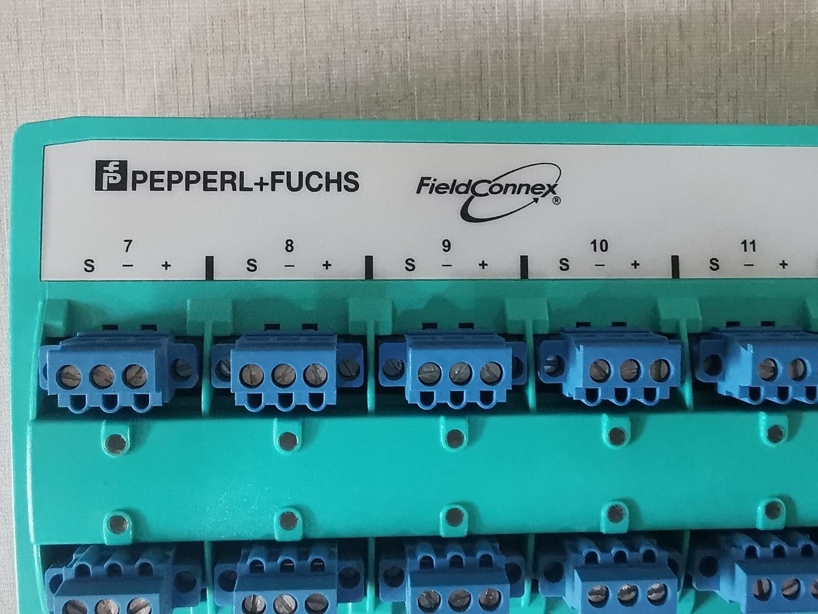 PEPPERL+FUCHS 239935 PEPPERL+FUCHS R4D0-FB-IA12.0 FISCO/ENTITY Field Barrier Part No: 239935 7