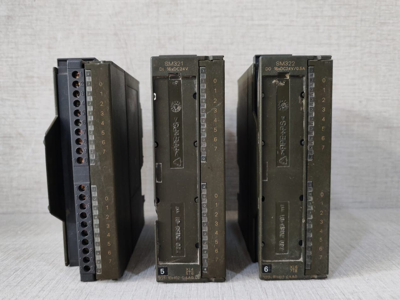 SIEMENS SIMATIC S7 6ES7322-1BH01-0AA0 & 6ES7321-1BH02-0AA0 -W/ BROKEN PART