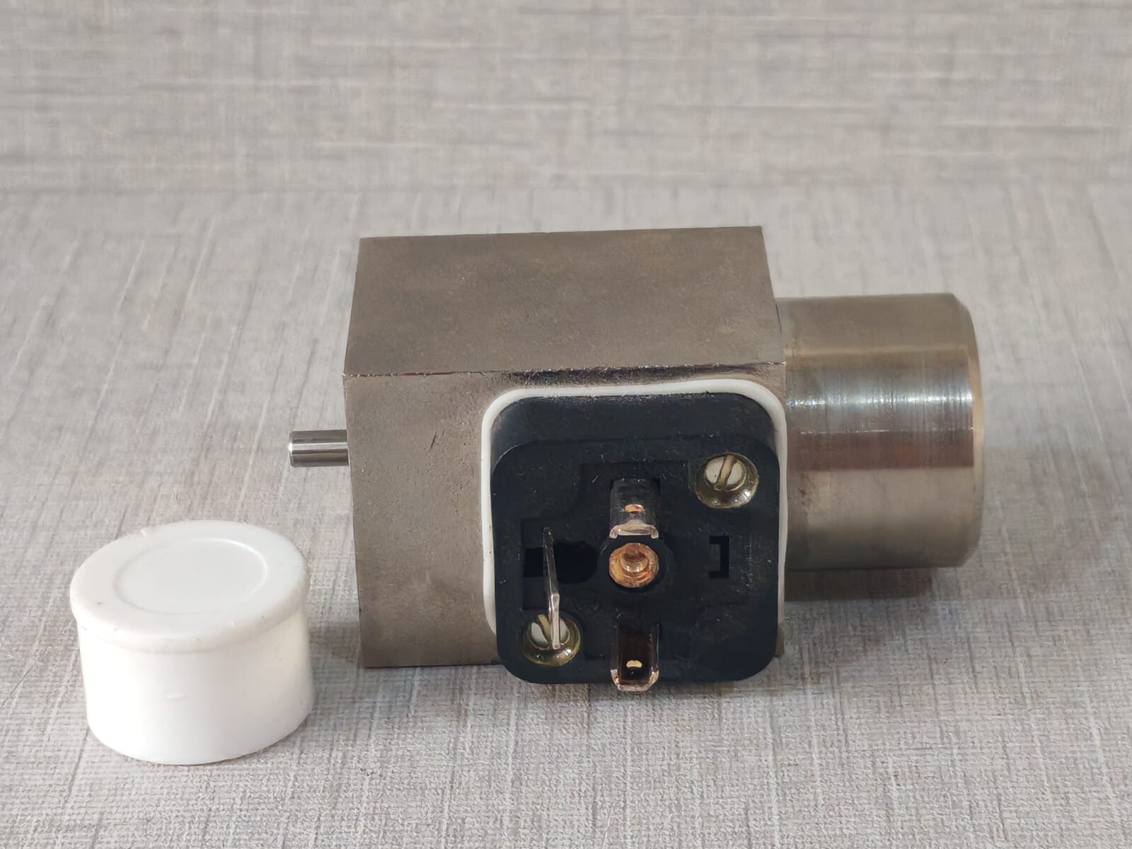 ZELISKO I85430 ZELISKO I85430 CONTROL MAGNET 24V 8