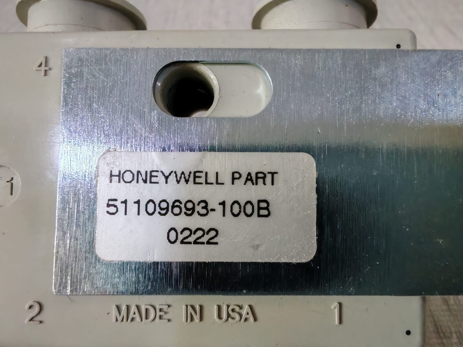 Honeywell 51109693-100B HONEYWELL 51109693-100B 2-4 PORT UCN CONNECTOR DROP CABLE TAP GROUND 2