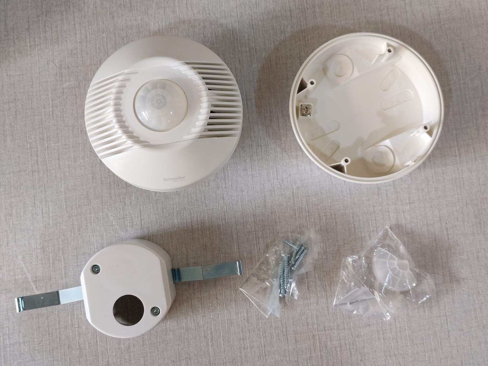 Schneider Electric SAE-UE-MS-CU1WE Schneider Electric ARGUS SAE-UE-MS-CU1WE Ceiling Mount 180° Occupancy Sensor 2