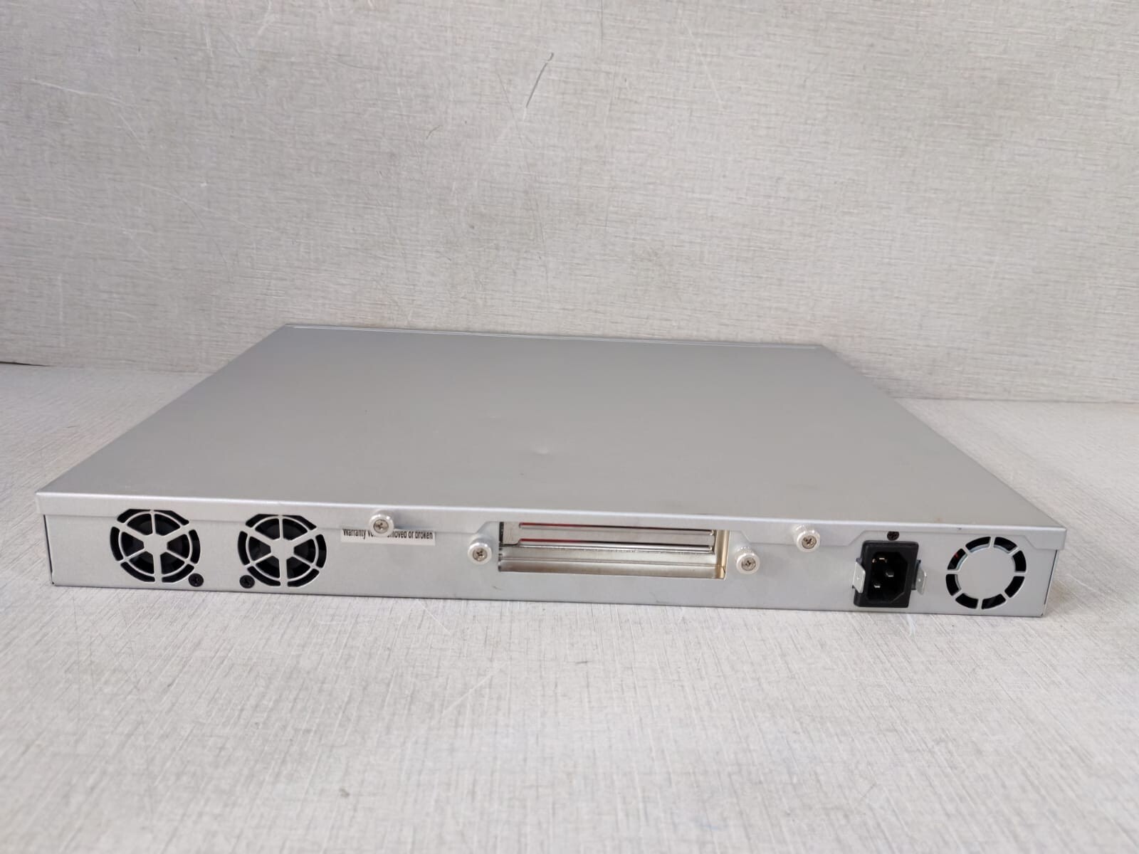 Cyberoam CR100ING Cyberoam CR100iNG 8-Port UTM Firewall AR-R5800EC100IA 8