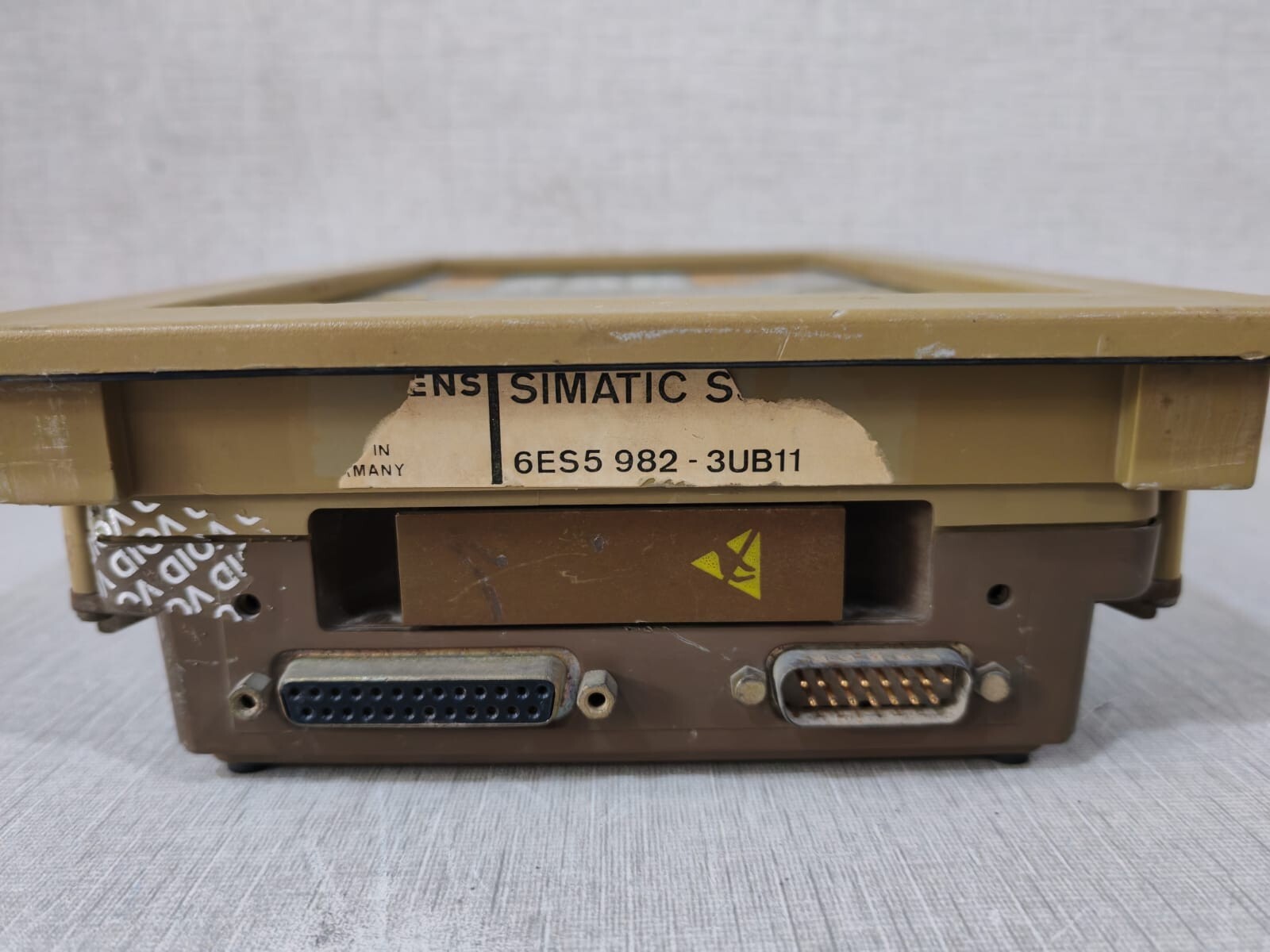 Siemens 6ES5396-0UA11 SIEMENS SIMATIC OP 396 OPERATOR PANEL 6ES5396-0UA11- W/ BLACK SPOT ON THE SCREEN 3