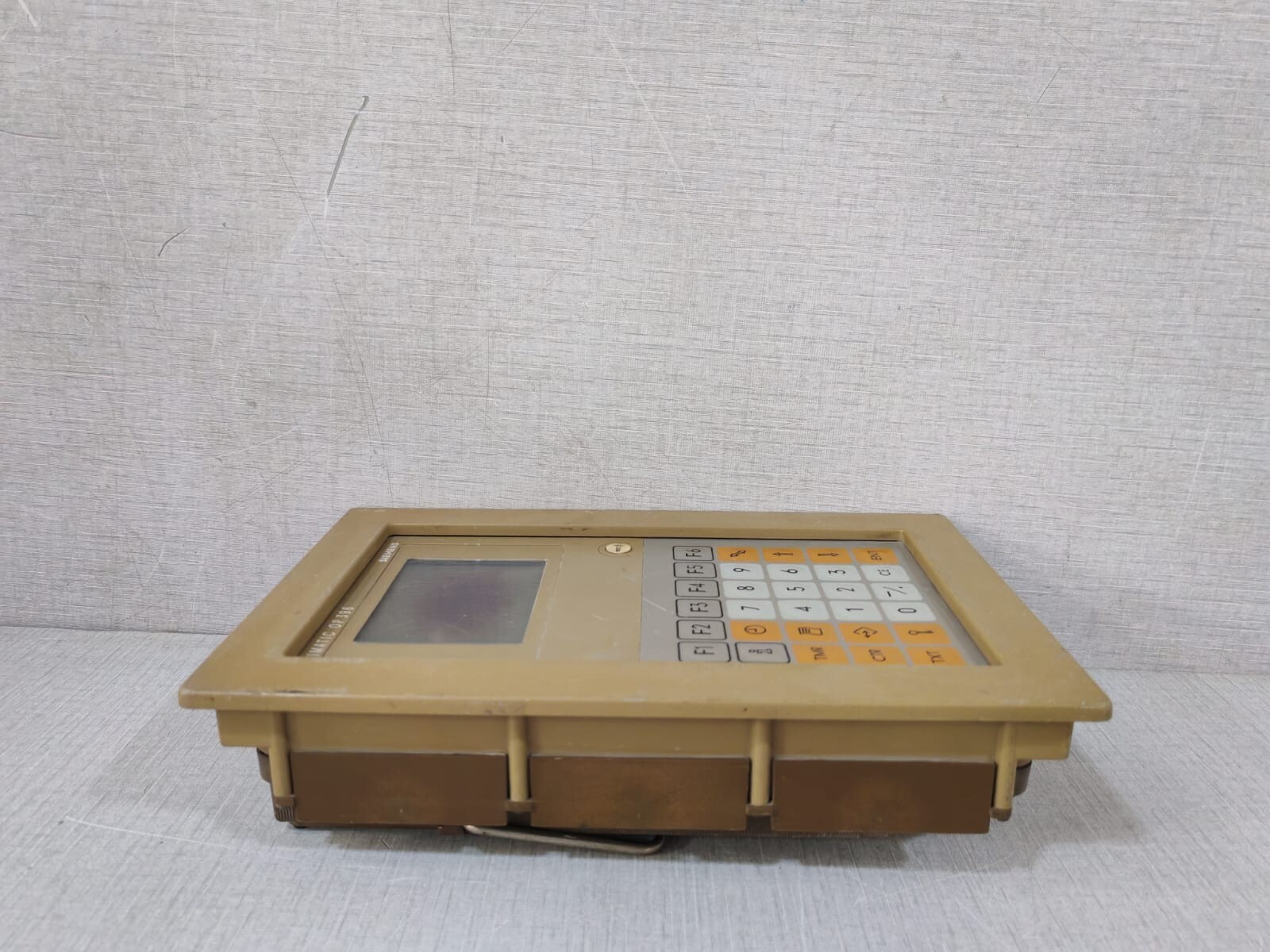 Siemens 6ES5396-0UA11 SIEMENS SIMATIC OP 396 OPERATOR PANEL 6ES5396-0UA11- W/ BLACK SPOT ON THE SCREEN 7