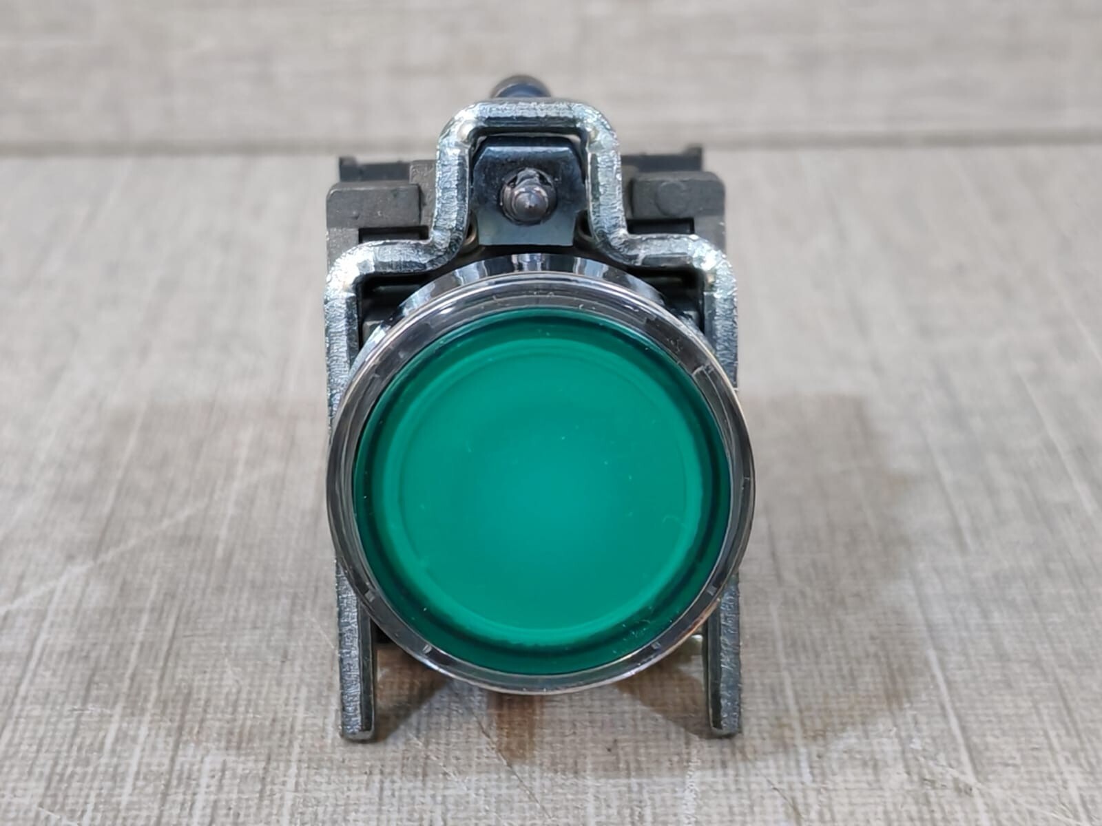 Schneider Electric XB4 BW33B5 SCHNEIDER ELECTRIC XB4 BW33B5 BUTTON SWITCH W/ ZBE-101 CONTACT BLOCK 3