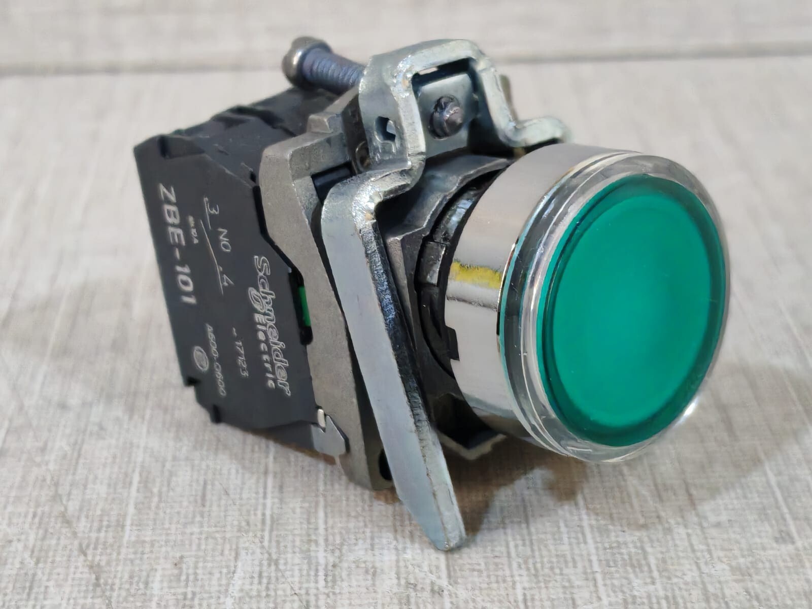 Schneider Electric XB4 BW33B5 SCHNEIDER ELECTRIC XB4 BW33B5 BUTTON SWITCH W/ ZBE-101 CONTACT BLOCK 4
