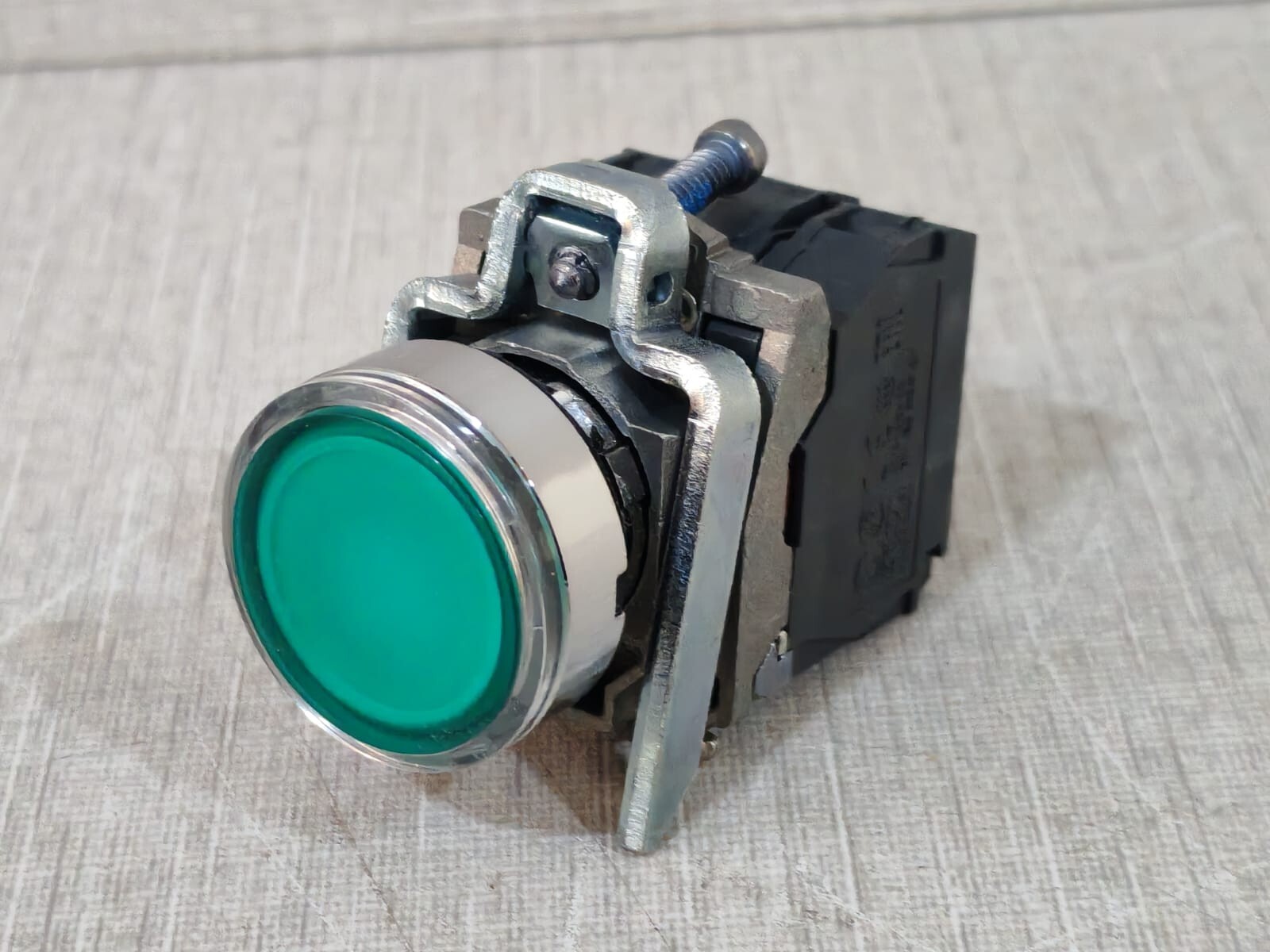Schneider Electric XB4 BW33B5 SCHNEIDER ELECTRIC XB4 BW33B5 BUTTON SWITCH W/ ZBE-101 CONTACT BLOCK 5