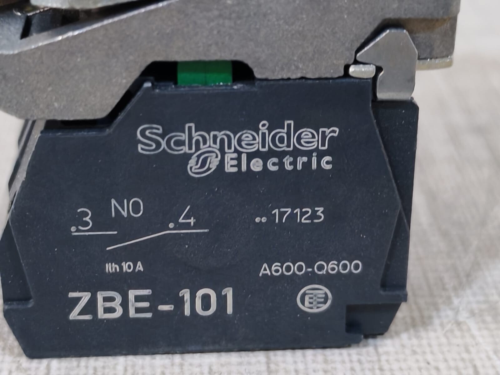 Schneider Electric XB4 BW33B5 SCHNEIDER ELECTRIC XB4 BW33B5 BUTTON SWITCH W/ ZBE-101 CONTACT BLOCK 6