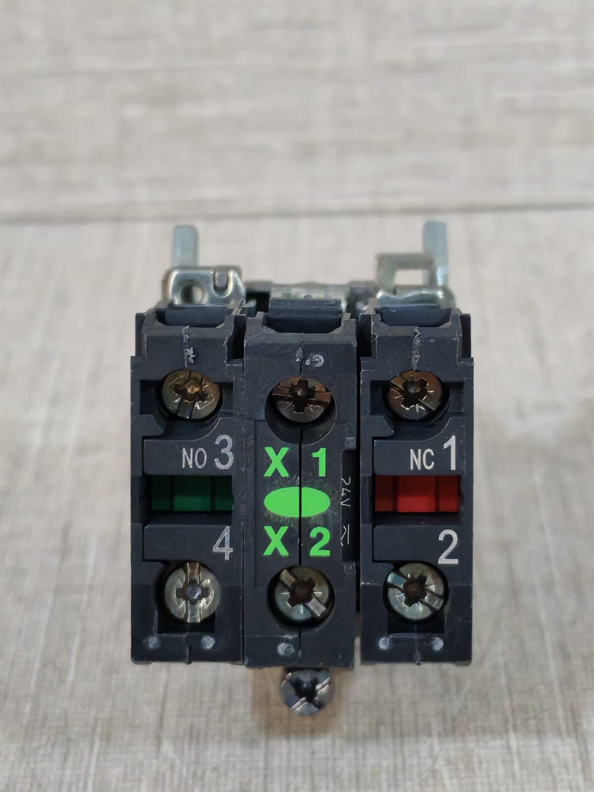 Schneider Electric XB4 BW33B5 SCHNEIDER ELECTRIC XB4 BW33B5 BUTTON SWITCH W/ ZBE-101 CONTACT BLOCK 7