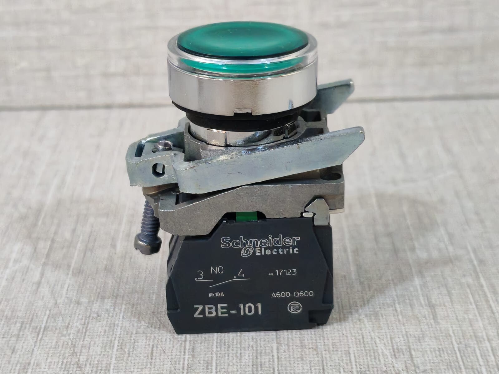 Schneider Electric XB4 BW33B5 SCHNEIDER ELECTRIC XB4 BW33B5 BUTTON SWITCH W/ ZBE-101 CONTACT BLOCK 8