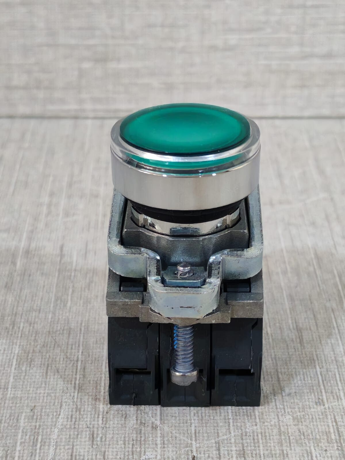 Schneider Electric XB4 BW33B5 SCHNEIDER ELECTRIC XB4 BW33B5 BUTTON SWITCH W/ ZBE-101 CONTACT BLOCK 9