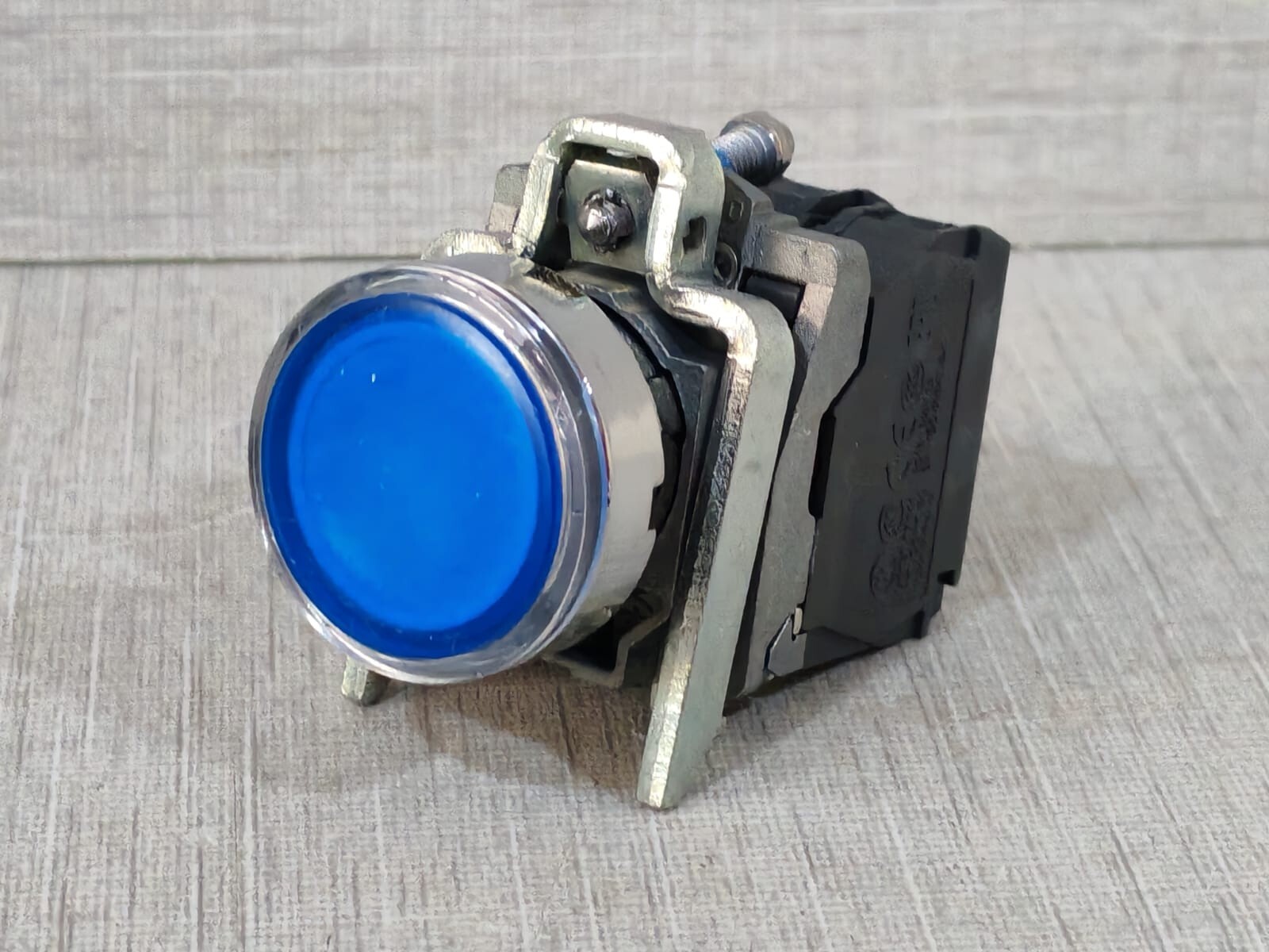 Schneider Electric XB4 BW33B5 SCHNEIDER ELECTRIC XB4 BW33B5 BUTTON SWITCH W/ ZBE-101 CONTACT BLOCK 4