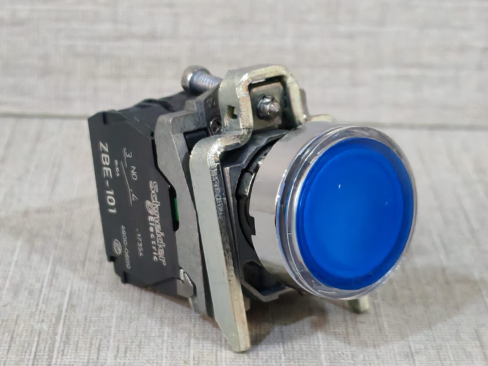 Schneider Electric XB4 BW33B5 SCHNEIDER ELECTRIC XB4 BW33B5 BUTTON SWITCH W/ ZBE-101 CONTACT BLOCK 5