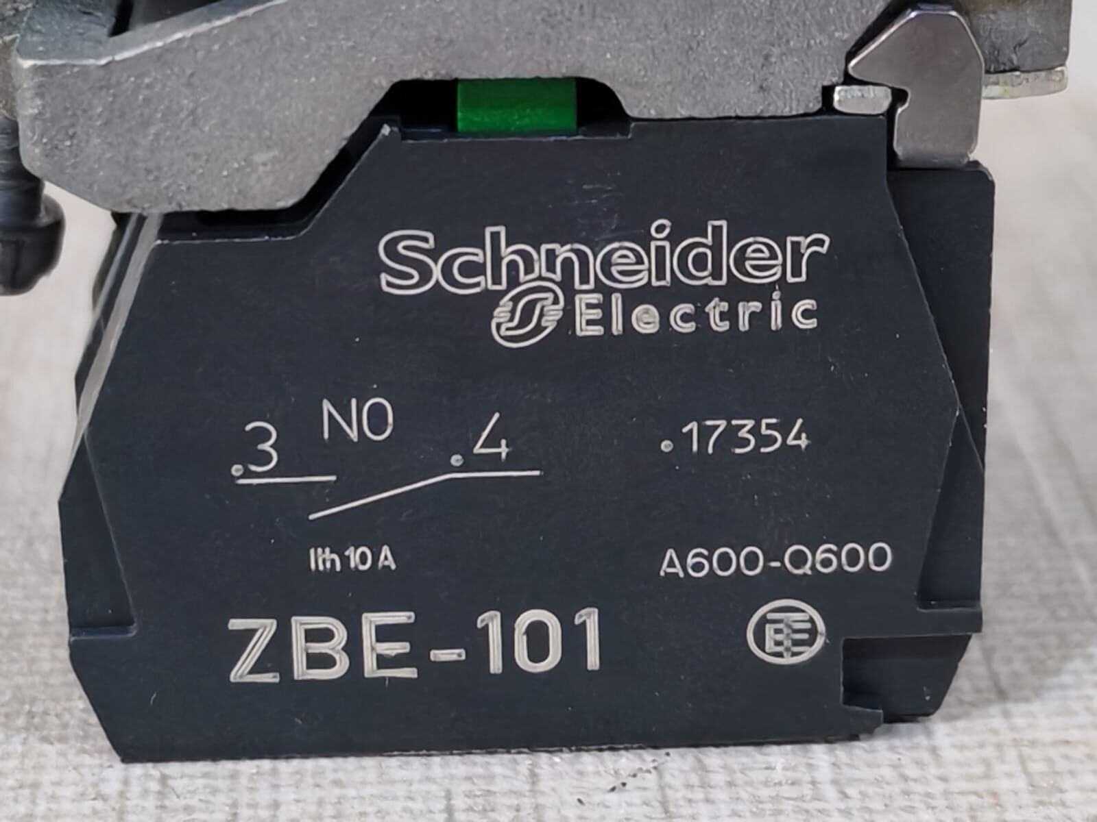 Schneider Electric XB4 BW33B5 SCHNEIDER ELECTRIC XB4 BW33B5 BUTTON SWITCH W/ ZBE-101 CONTACT BLOCK 7