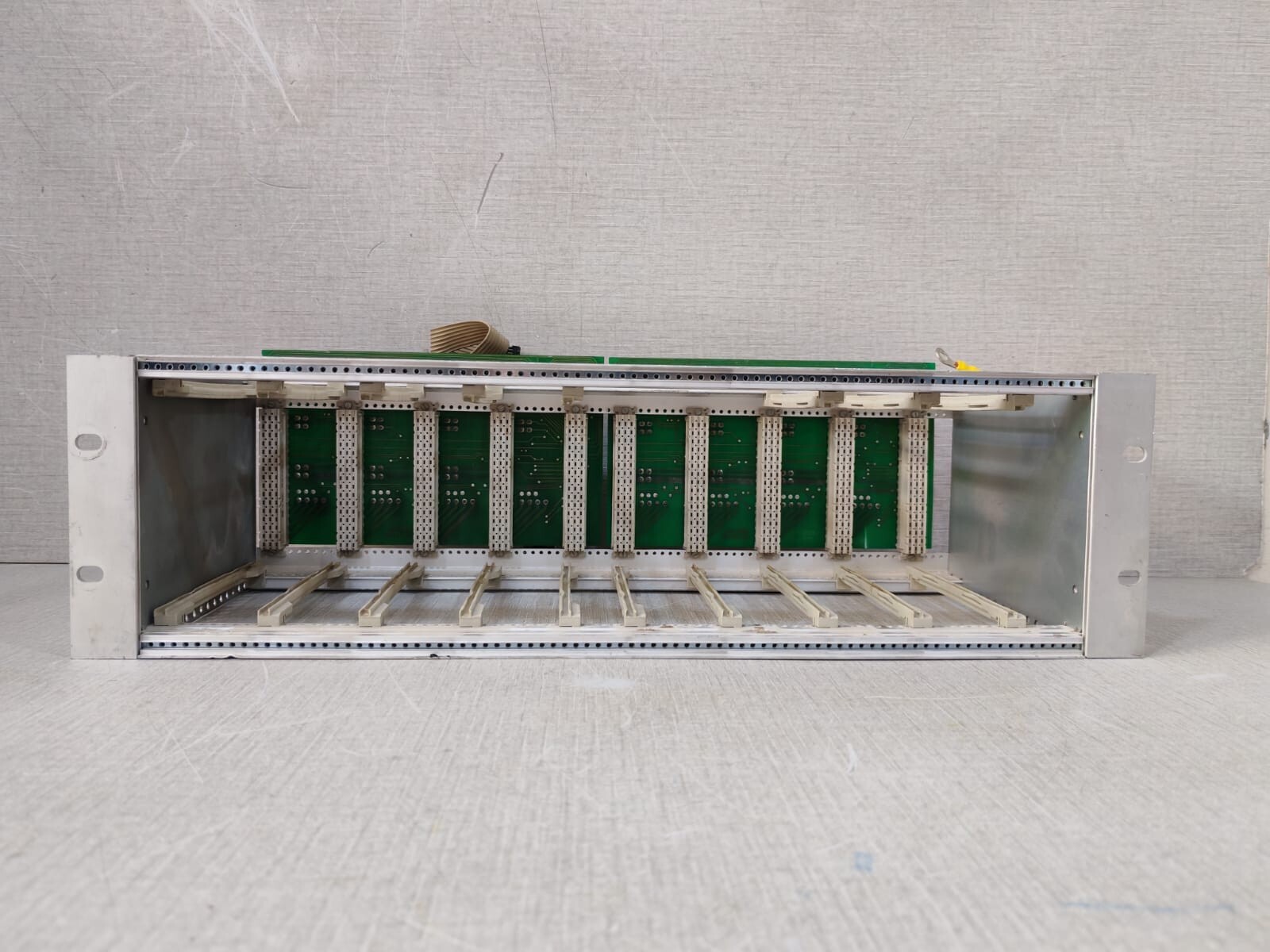 DCL-BUS 10-04.cmp / DCL-BUS 10-04.sol 10-Slot CPU Circuit Board Rack