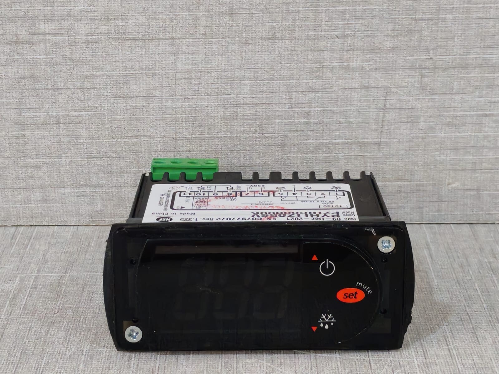 Carel PZHIC00000K CAREL PZHIC00000K TEMPERATURE CONTROLLER 2