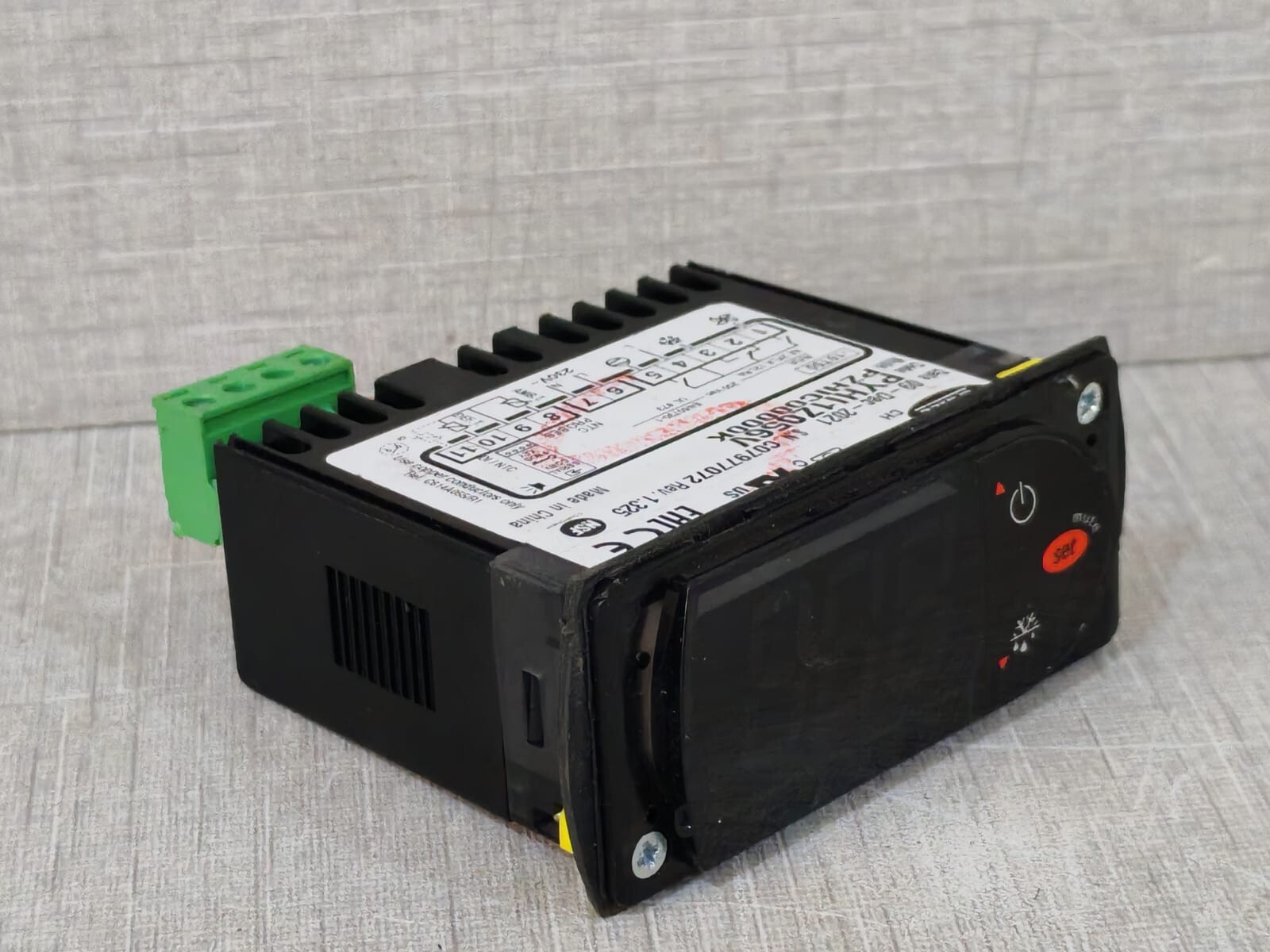 Carel PZHIC00000K CAREL PZHIC00000K TEMPERATURE CONTROLLER 10