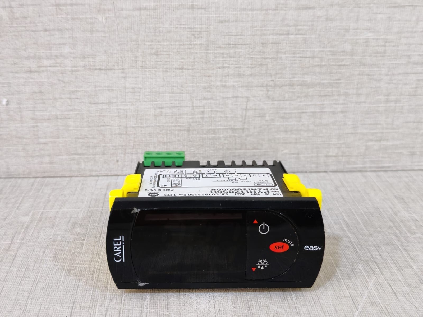 Carel PZHIS00000K CAREL PZHIS00000K TEMPERATURE CONTROLLER 4