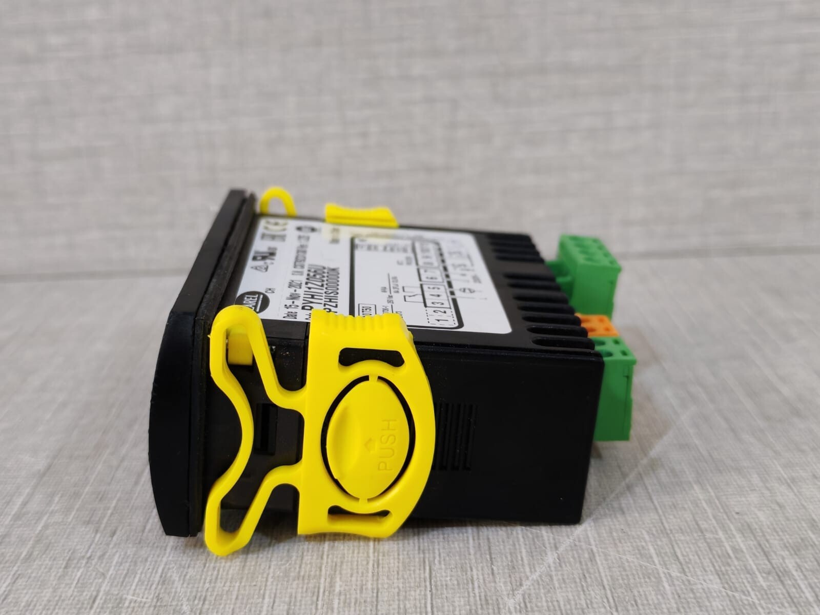 Carel PZHIS00000K CAREL PZHIS00000K TEMPERATURE CONTROLLER 9