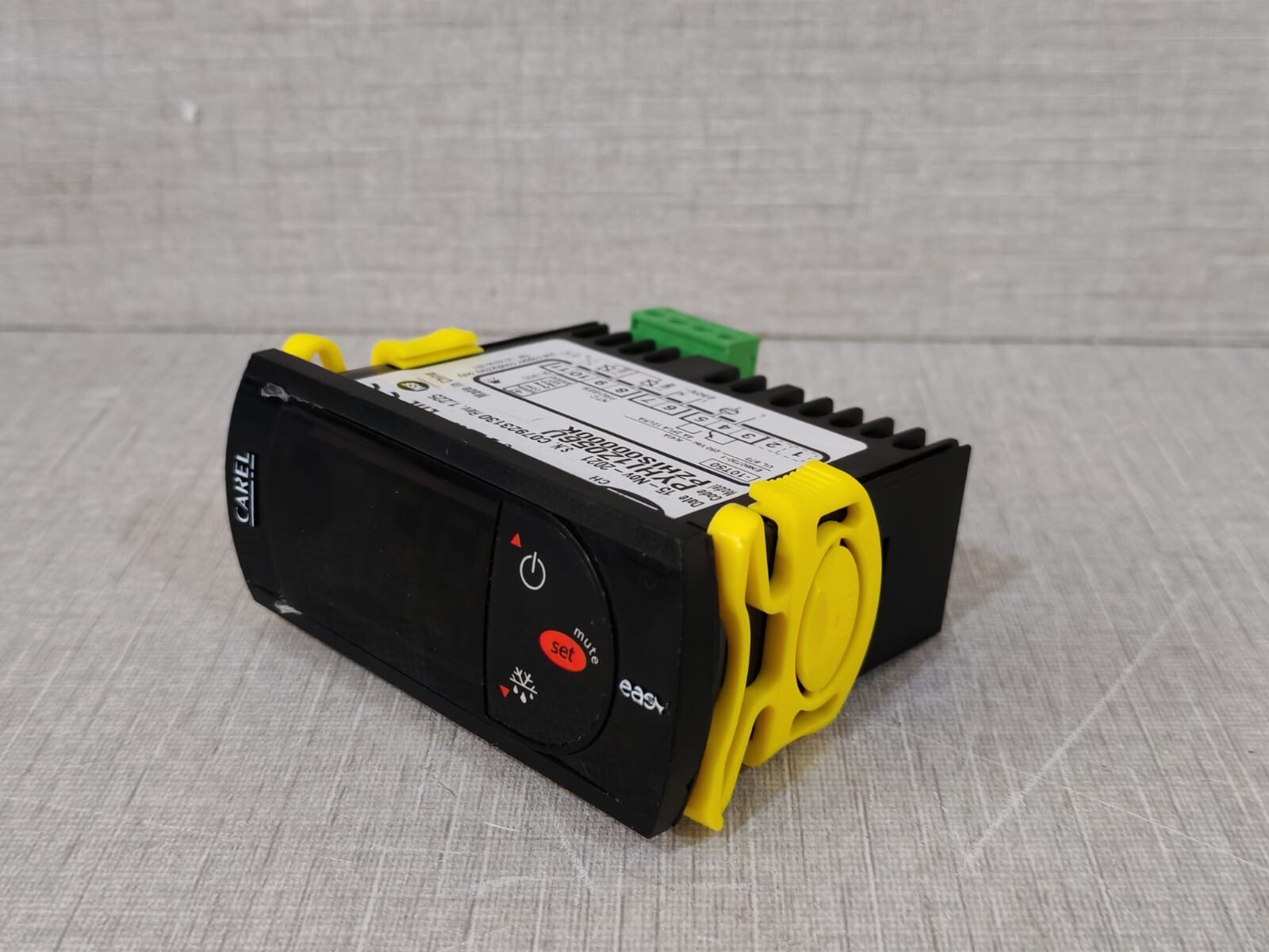 Carel PZHIS00000K CAREL PZHIS00000K TEMPERATURE CONTROLLER 10