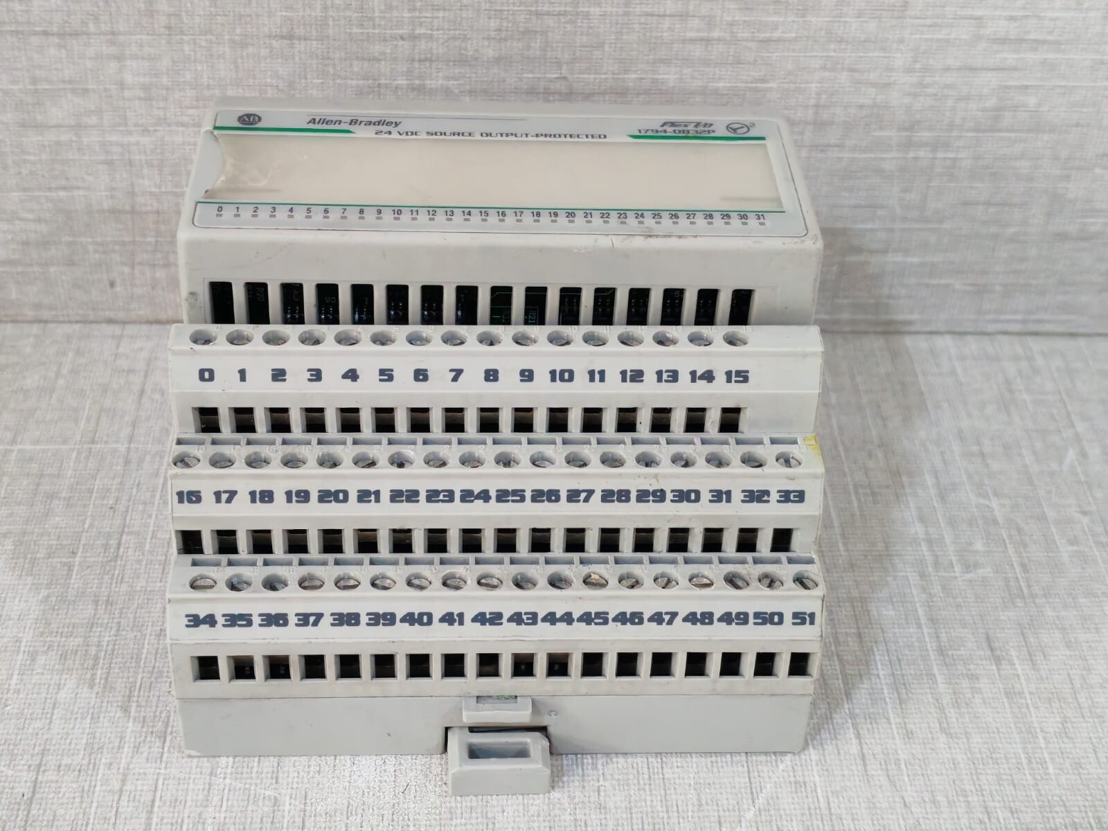 Allen-Bradley 1794-OB32P ALLEN-BRADLEY 1794-OB32P SER A 95760802 REV.A01 WITH 1794-TB32 SER.A 96385272 10