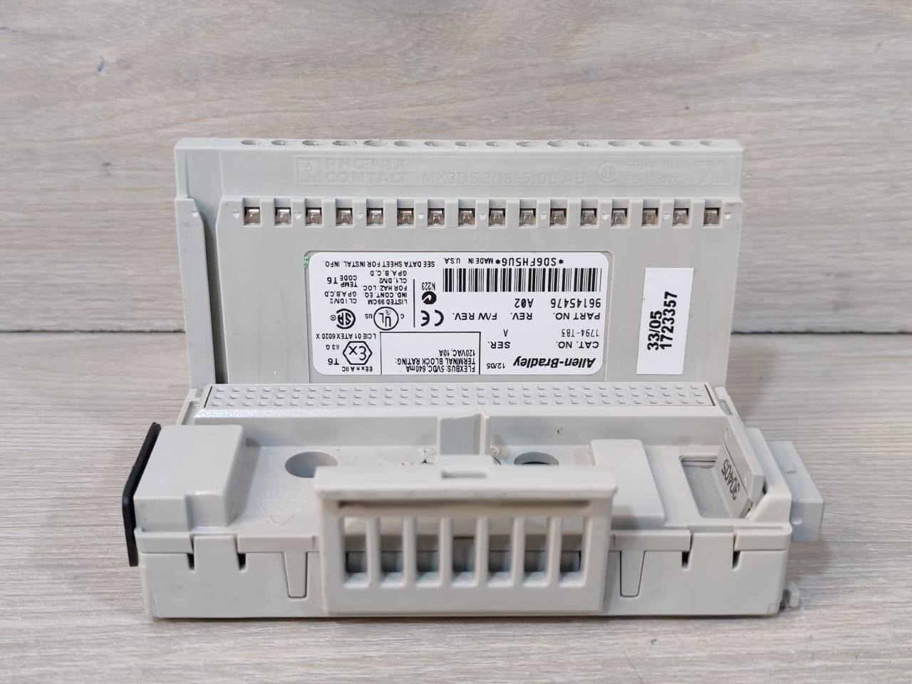 Allen-Bradley 96268276 Allen-Bradley 1794-0B16P Ser.A 96268276 Rev.C01 W/ 1794-TB3 Ser.A 96145476 Base 8