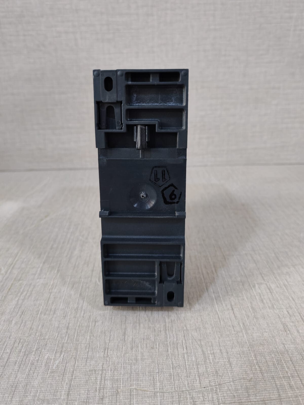 Schneider Electric ATS01N212QN Schneider Electric Soft Starter ATS01N212QN ALTISTART 01 8