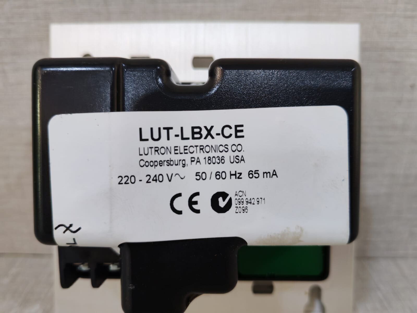 Lutron LUT-LBX-CE LUTRON LUT-LBX-CE SYNTHETIC MINIMUM LOAD 220-240V 50/60Hz 2