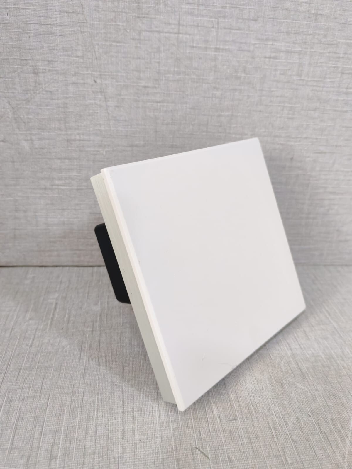 Lutron LUT-LBX-CE LUTRON LUT-LBX-CE SYNTHETIC MINIMUM LOAD 220-240V 50/60Hz 5