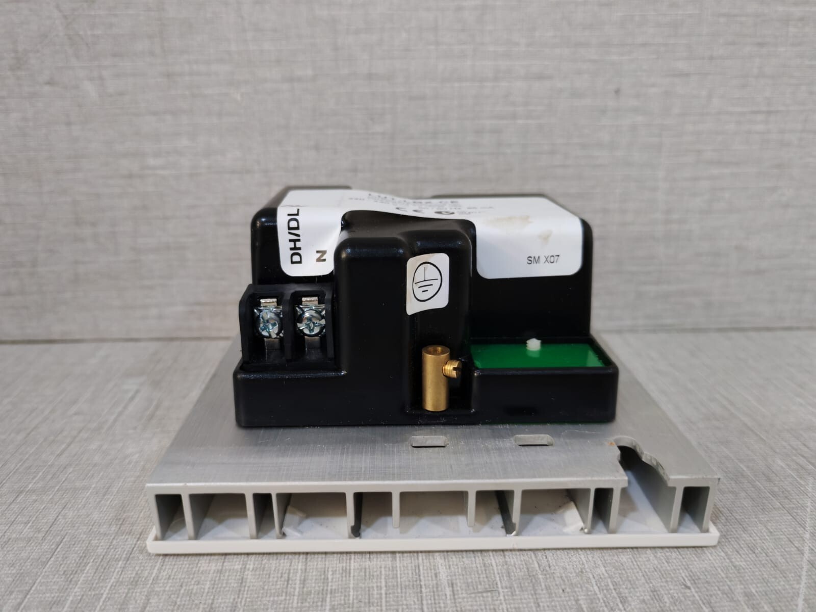 Lutron LUT-LBX-CE LUTRON LUT-LBX-CE SYNTHETIC MINIMUM LOAD 220-240V 50/60Hz 6