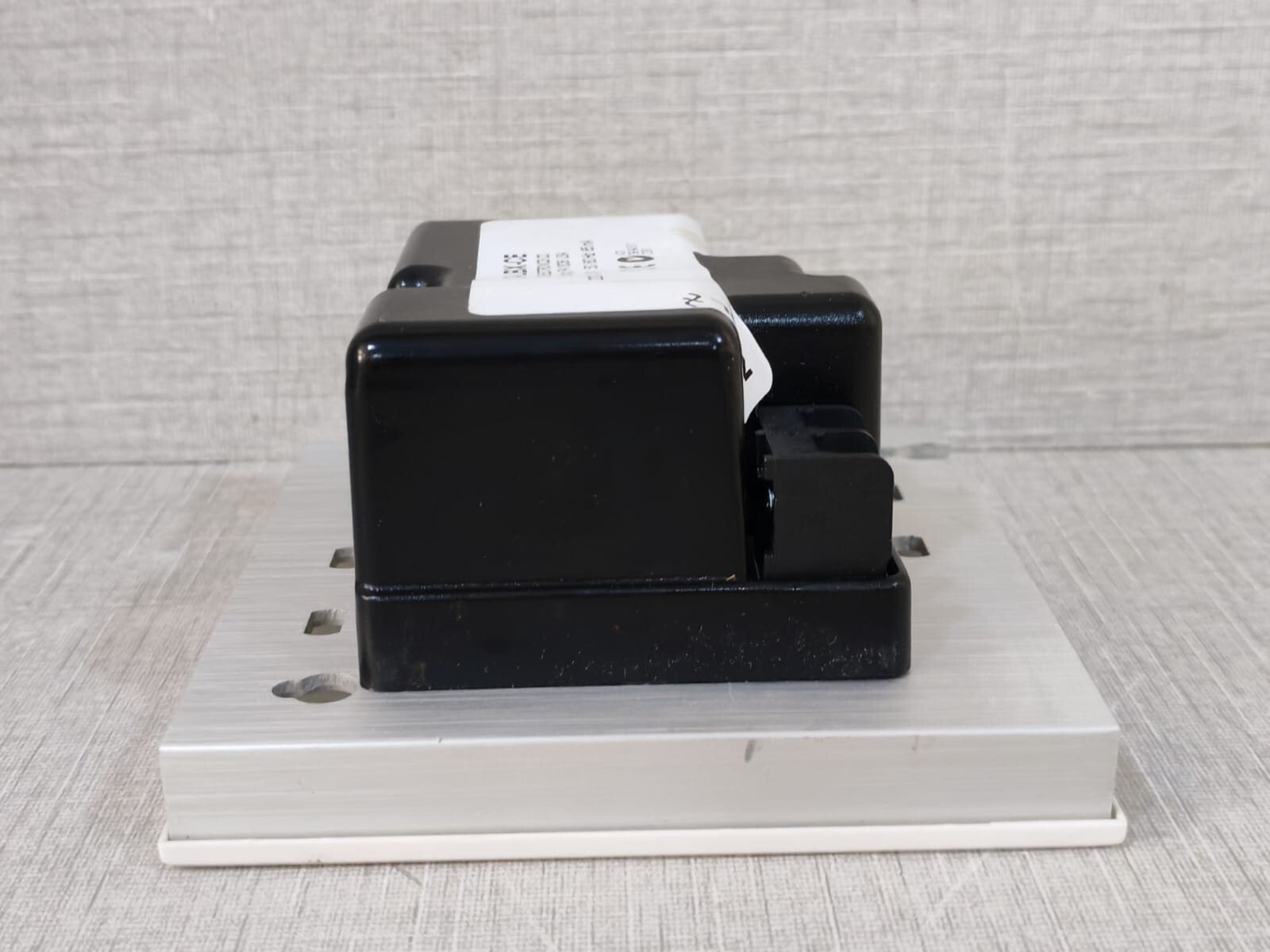 Lutron LUT-LBX-CE LUTRON LUT-LBX-CE SYNTHETIC MINIMUM LOAD 220-240V 50/60Hz 9
