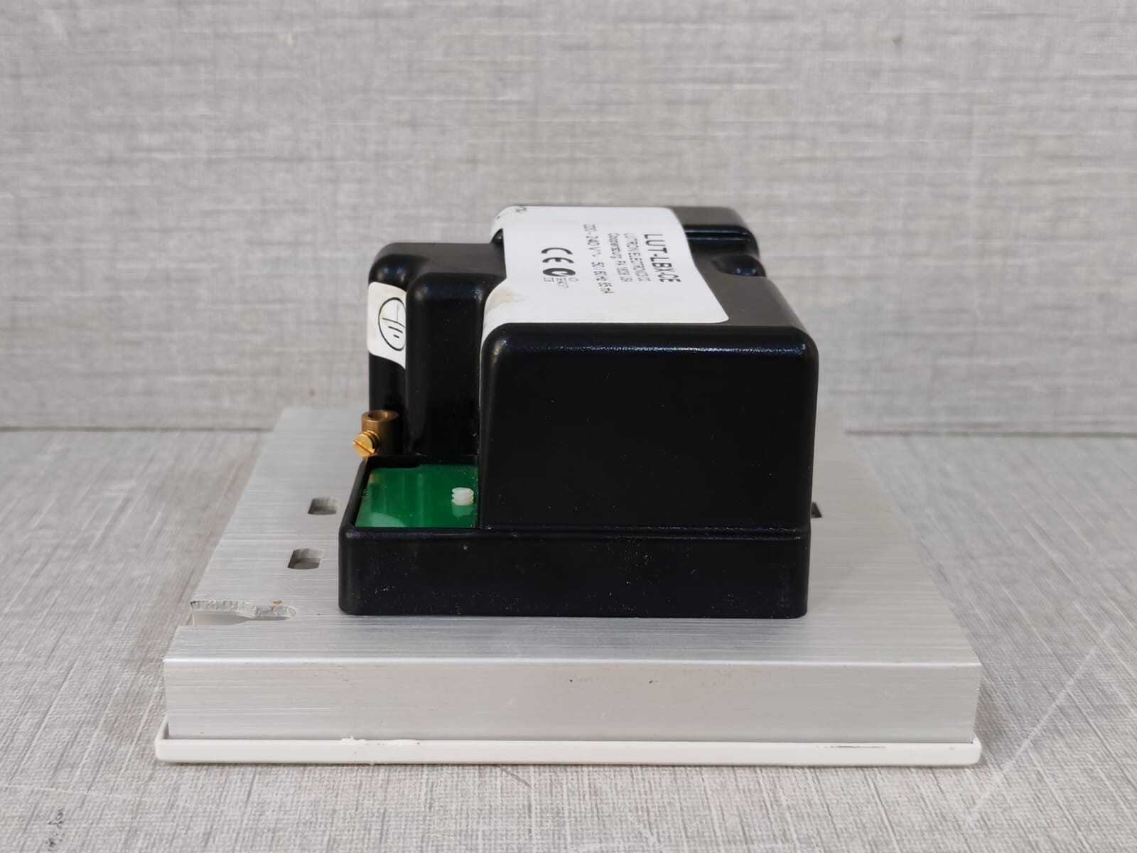 Lutron LUT-LBX-CE LUTRON LUT-LBX-CE SYNTHETIC MINIMUM LOAD 220-240V 50/60Hz 10