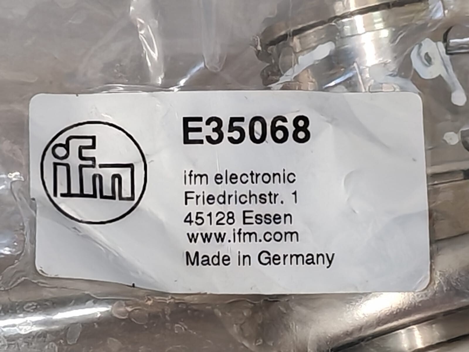 IFM E35068 IFM E35068 Cooling Jacket with E10737 Angle Bracket M30 8