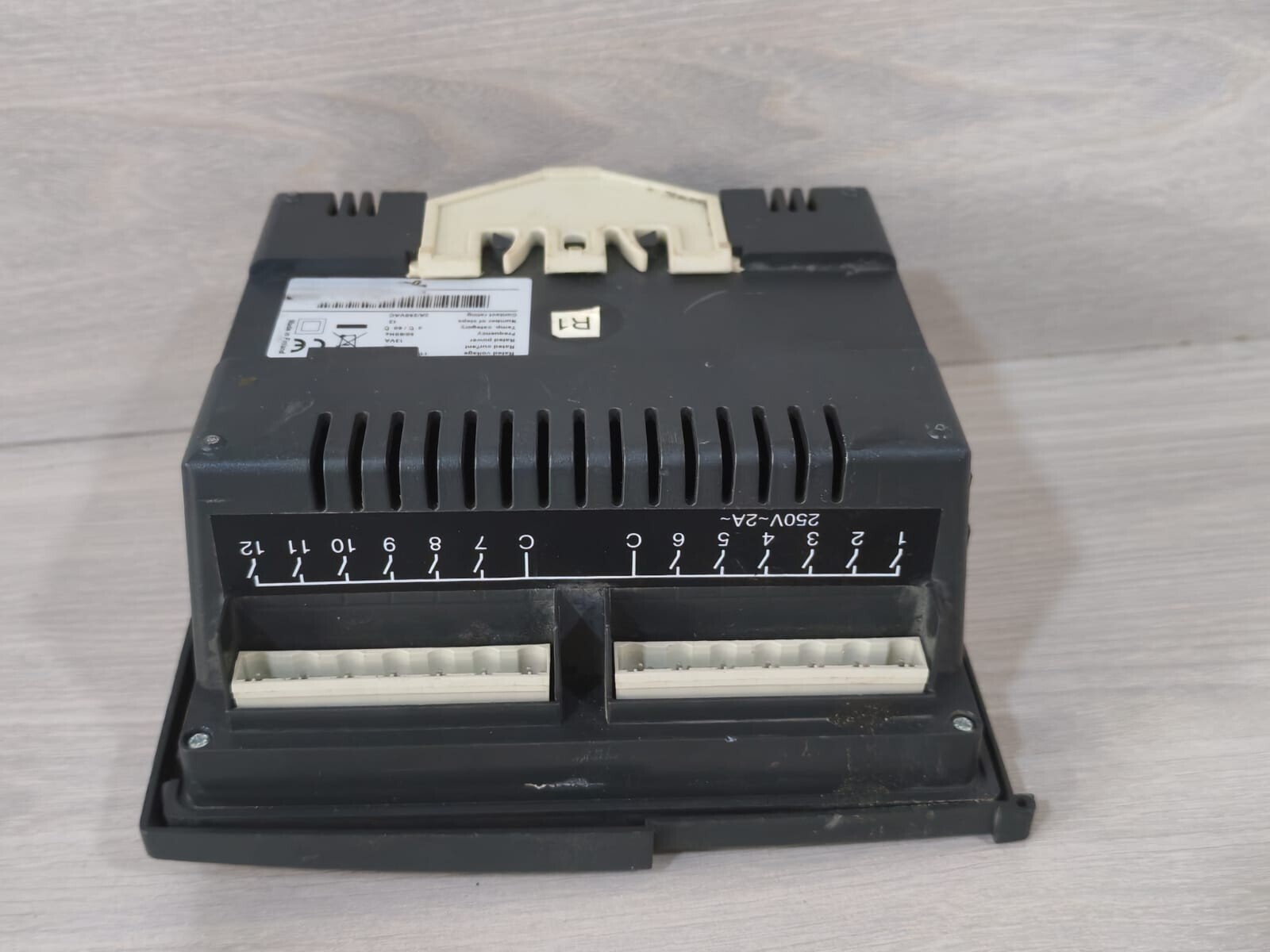 Schneider Electric NR12 MERLIN GERIN NR12 VARLOGIC CONTROLLER 110/230/400V 8