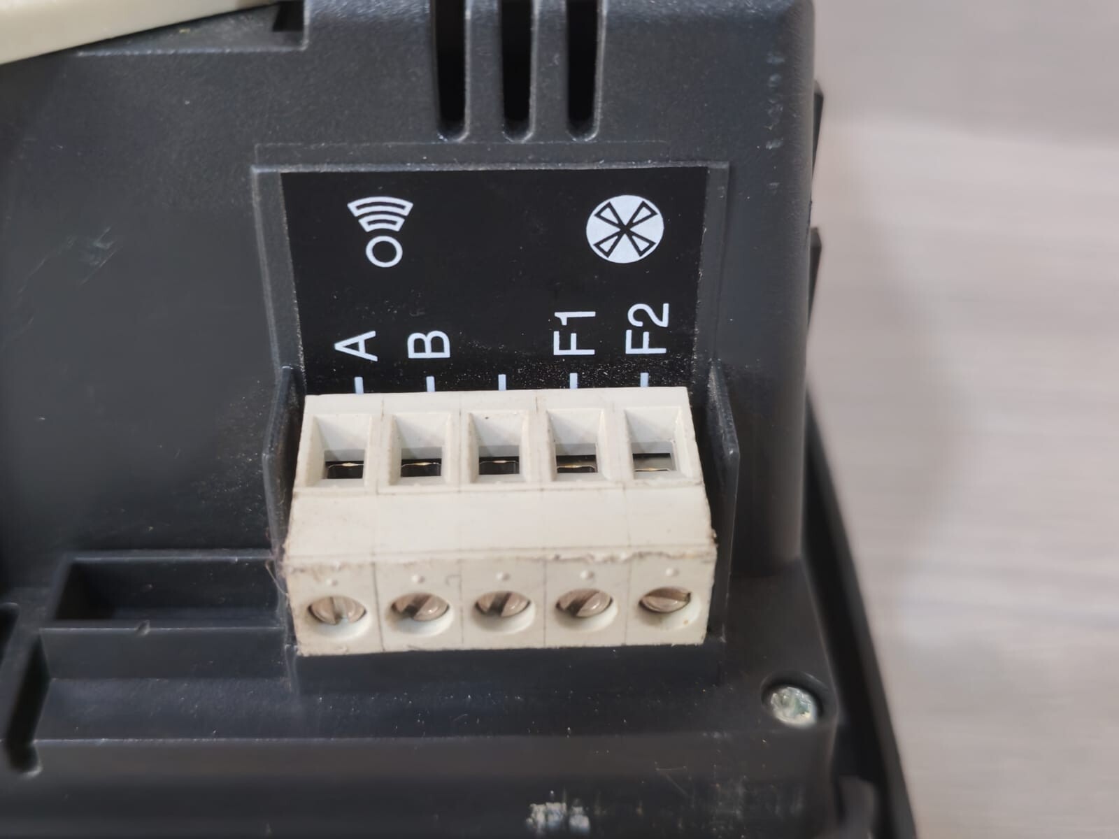 Schneider Electric NR12 MERLIN GERIN NR12 VARLOGIC CONTROLLER 110/230/400V 10