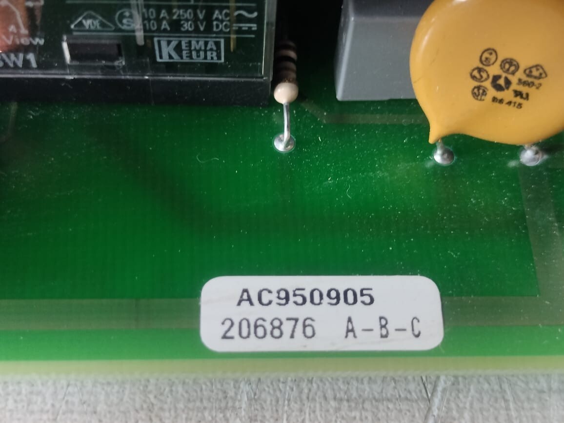 Trane X137401200 01 TRANE X137401200 01 A1 / MOD0013E / P101815- 1 C MICROCHILLER MODULES 8