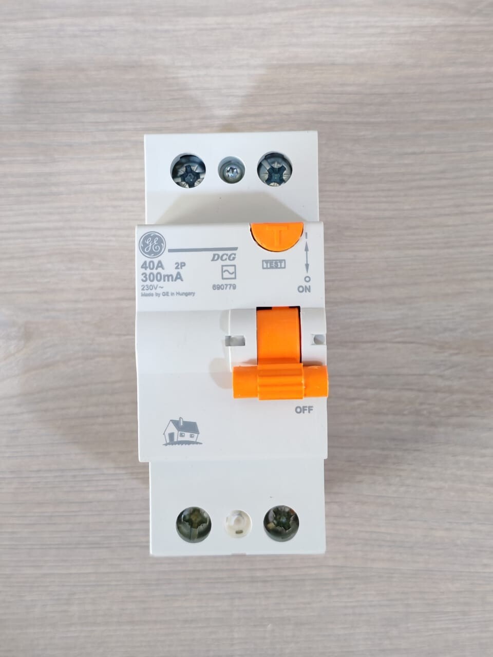 GE DCG240/300 GE DCG240/300 Differential Switch 2P 40A 300mA | 690779 2