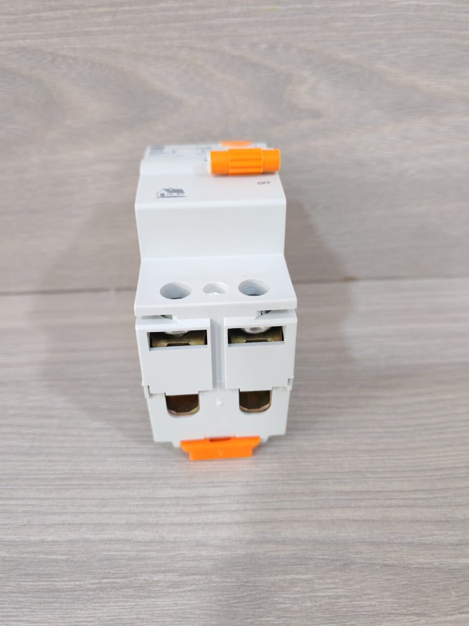 GE DCG240/300 GE DCG240/300 Differential Switch 2P 40A 300mA | 690779 3