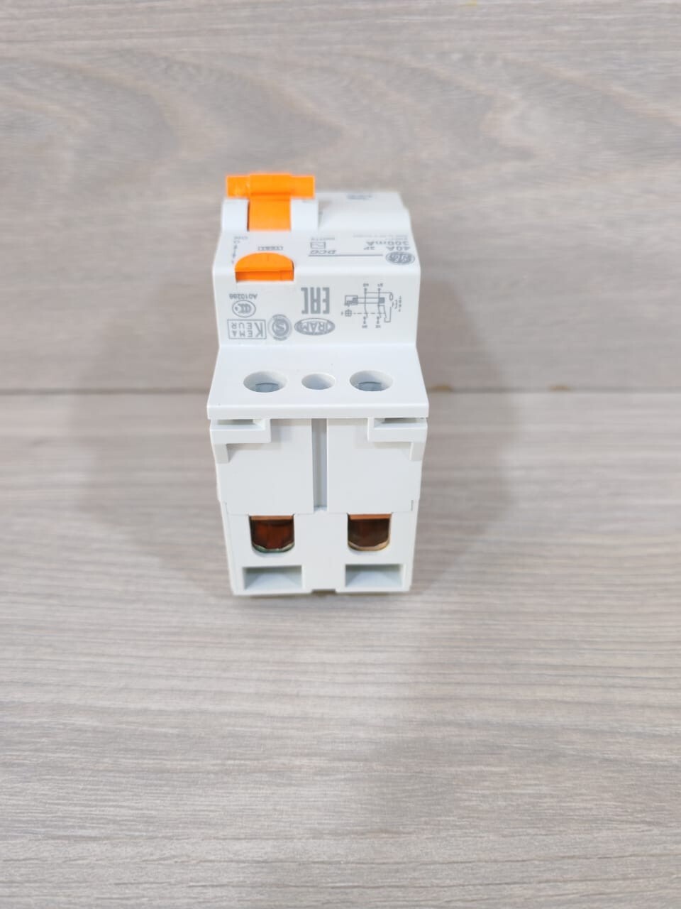 GE DCG240/300 GE DCG240/300 Differential Switch 2P 40A 300mA | 690779 4