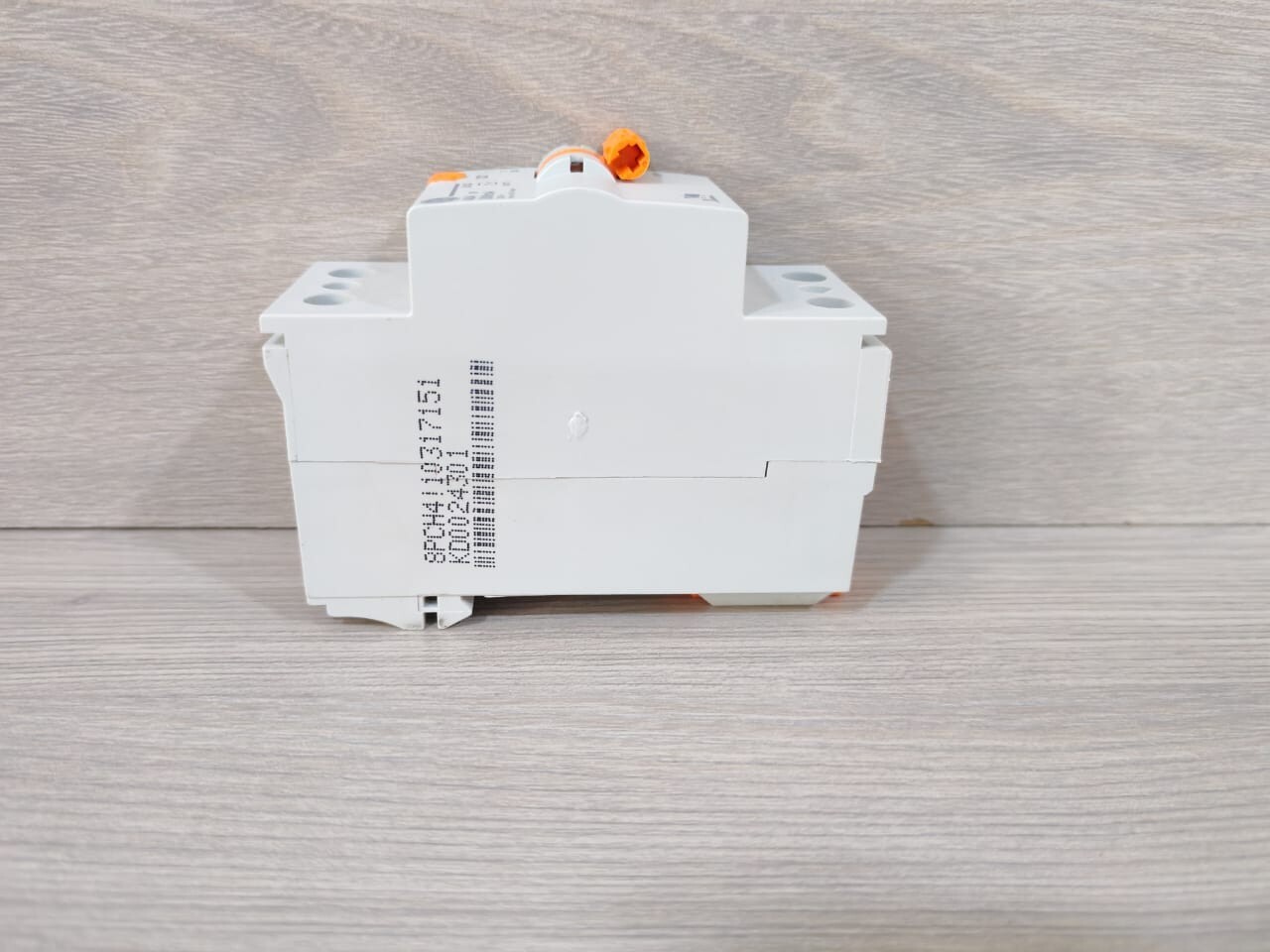 GE DCG240/300 GE DCG240/300 Differential Switch 2P 40A 300mA | 690779 5