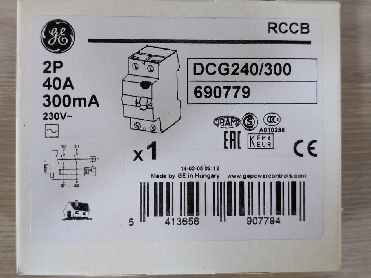 GE DCG240/300 GE DCG240/300 Differential Switch 2P 40A 300mA | 690779 8