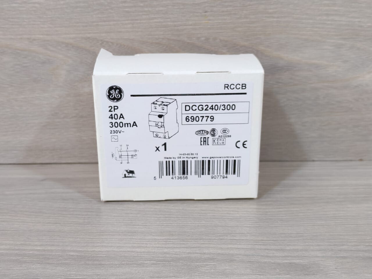 GE DCG240/300 GE DCG240/300 Differential Switch 2P 40A 300mA | 690779 9
