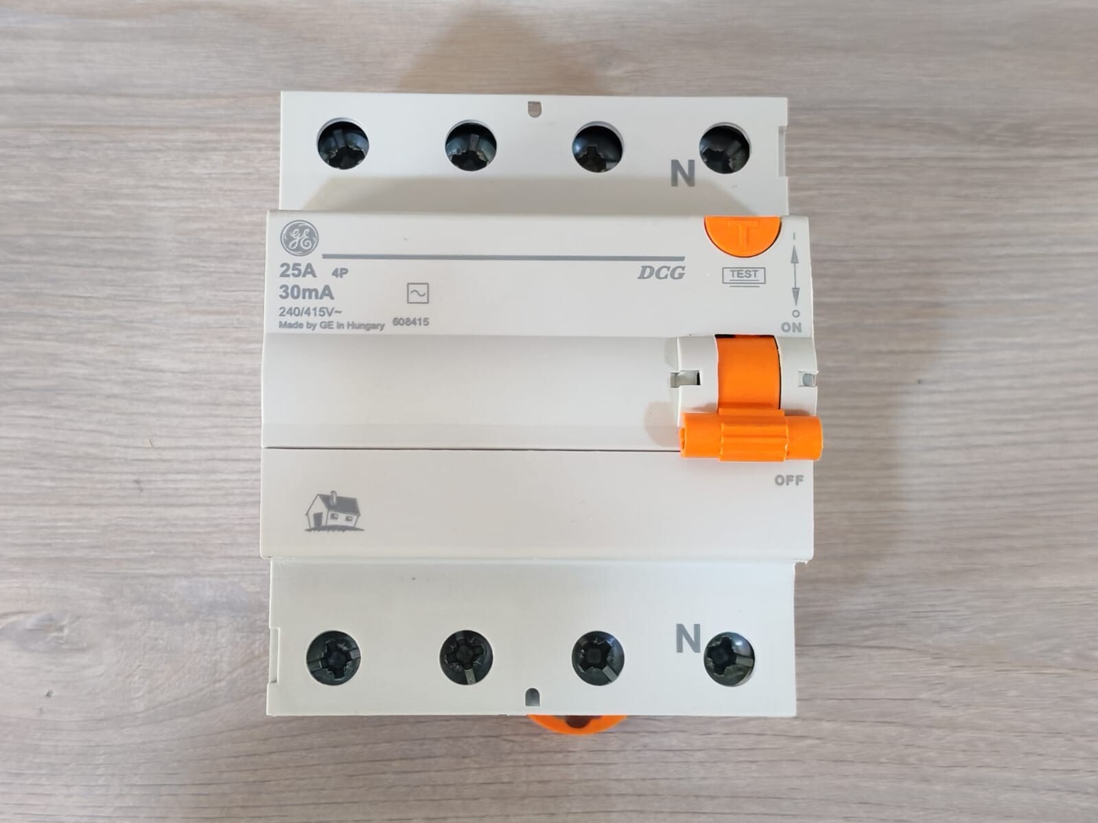 GE DCG425/030 GE DCG425/030 Differential Switch 608415 | 4P 25A 30mA 2