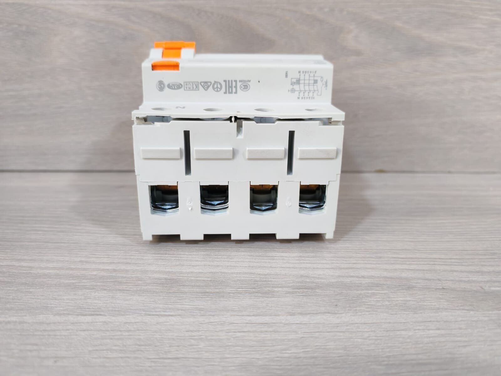 GE DCG425/030 GE DCG425/030 Differential Switch 608415 | 4P 25A 30mA 4