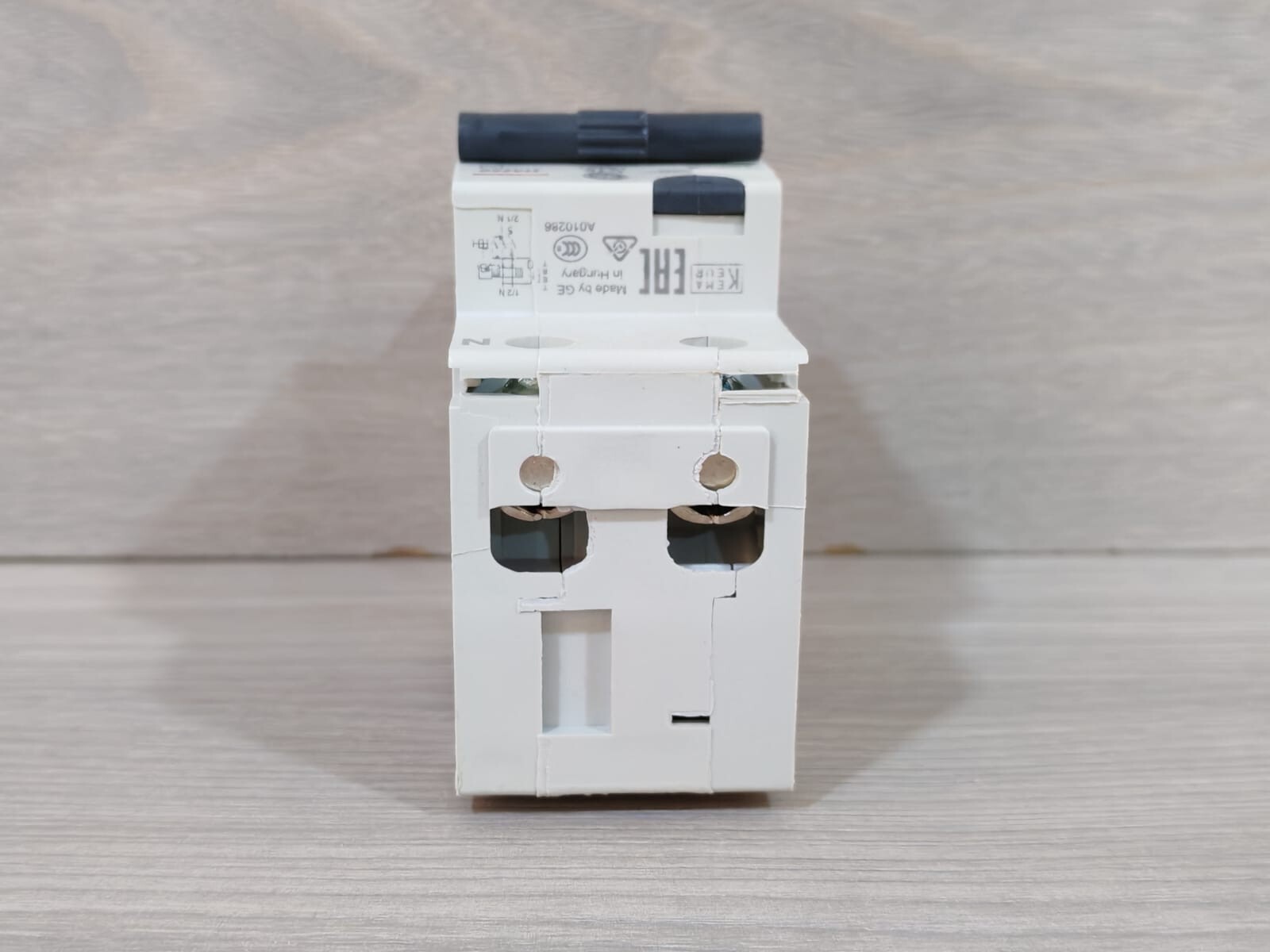 GE DM60 GE DM60 C16/300 Circuit Breaker 1P+N C16 300 mA | 609859 5