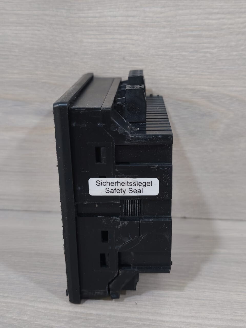 JANITZA 5234002 JANITZA UMG 96-S2 ENERGY ANALYSER 5234002- WITH DENTS ON THE SCREEN 6